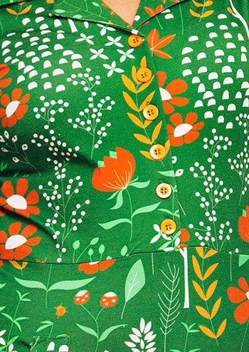 Skøn grøn retro inspireret kjole med blomstret print, korte ærmer og forlommer fra Cissi och Selma